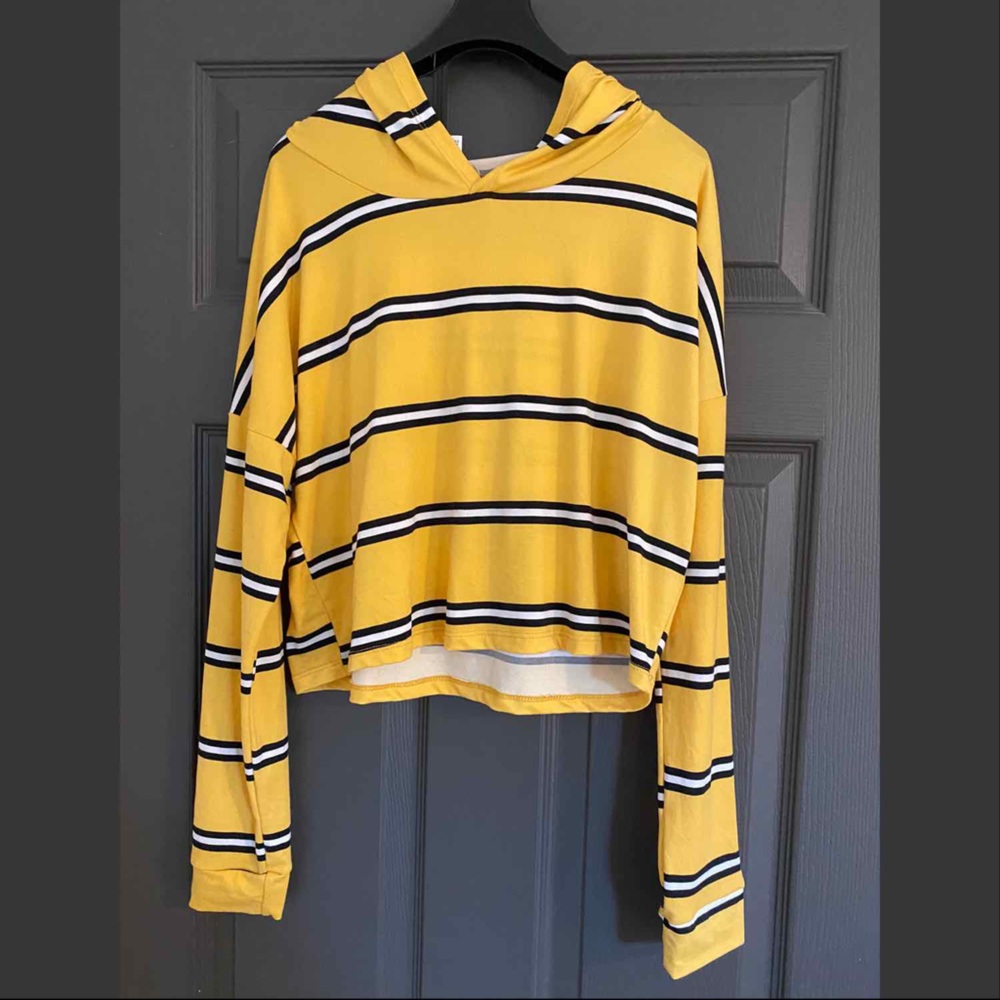 Cropped hooded shirt